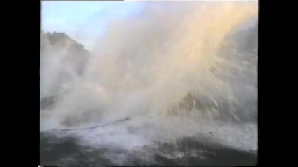 Камион се фърля във водата