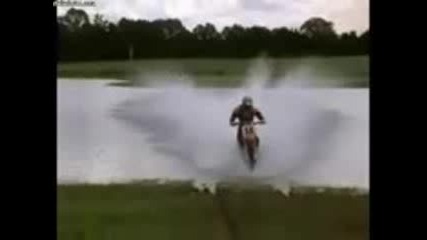 Минаване с мотор през вода!