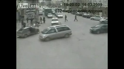 Автомобил помита пешеходци