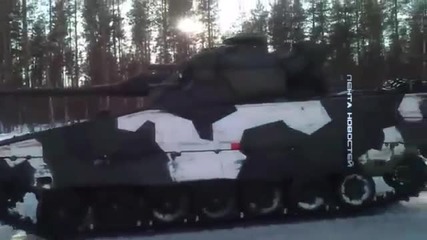 Швеция . Голяма колона от танкове и бронирани превозни средства
