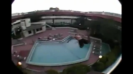 Скок от балкона в басейна
