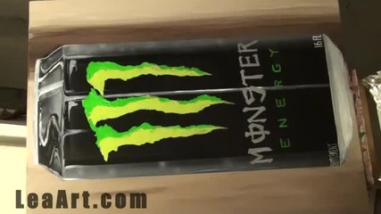 Яко! Пеофесионалист рисува логото и кенчето на Monster върху картон