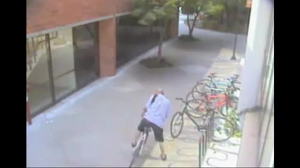 глупак се опитва да открадне колело