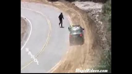 Моторист пада , като вижда полицията 