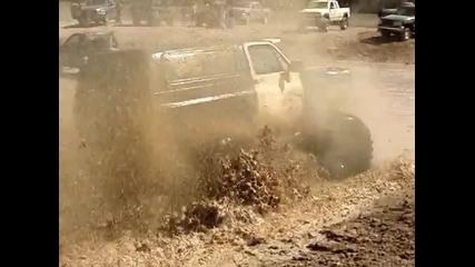 Huge 4x4 Mud Trucks Blastin Through Pond - Makin Waves at Highlifter Park!