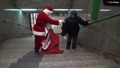 Дядо Коледа раздава подаръци на бездомни!