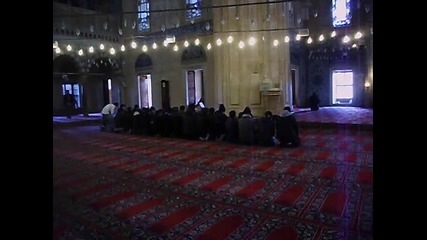 Мюсюлмани се молят в джамия