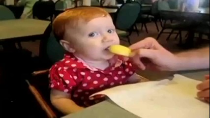 Бебета ядът лимон за първи път Смях!!!