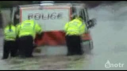 Английски полицаи бутат патрулката 