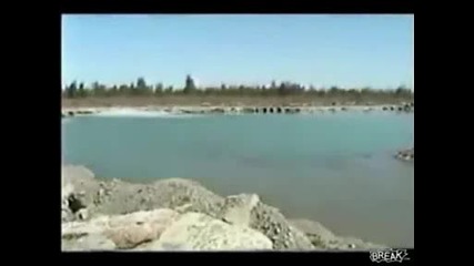 Бомба Гръмва Под Водата