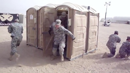 Американски войници се затварят в тоалетна-обучение!