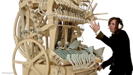 Уникално: Дървена машина свири с 2000 топчета
