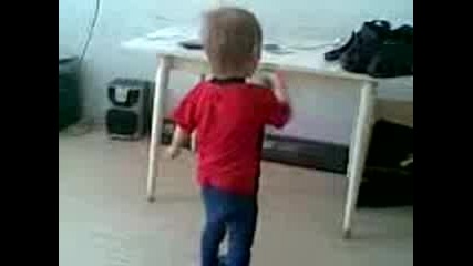 Детенце показва завиден танцов талант