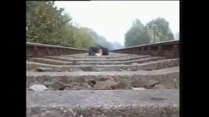 Мъж лежи под прелитащ Влак! Възможно ли е? 