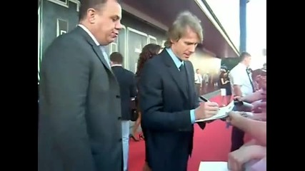 Майкъл Бей раздава автографи в Москва 