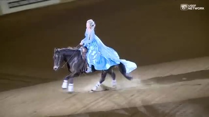 Тя влиза на арената с красивия си кон и печели първа награда