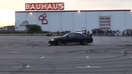 Nissan Skyline Gtr Donutss! Must hear