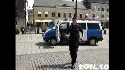 Шведски Полицай Танцува На Улицата 