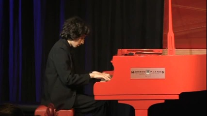 13-годишен български пианист свири на червения роял на Елтън Джон