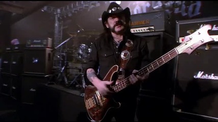 Lemmy показва как свири на бас