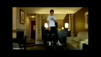 Justin Bieber Пада От Масата 100 % смях! :d 