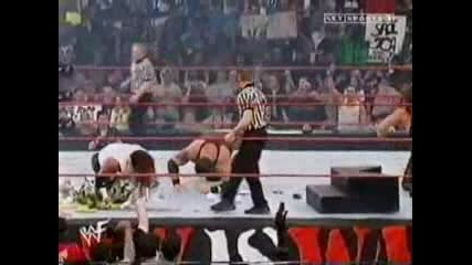 Wwf Raw Is War 2001 - Big Show vs Raven ( Hardcore Championship )