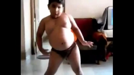 Смях ! Момче танцува на Хоп ;ddd