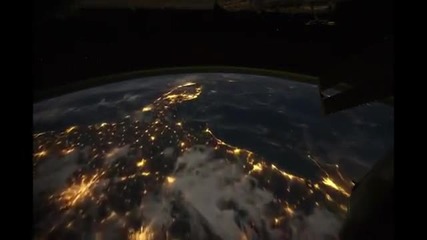 Забързан кадър на Земята през нощта.