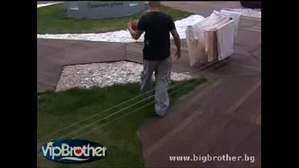 Vip Brother 3 - Део играе баскетбол на двора