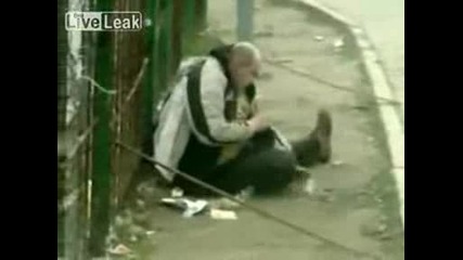 Пиян руснак не може да си вдигне гащите 
