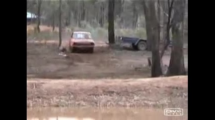 Автомобил скочи във Язовир