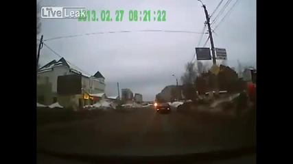 Руснак полита с колата си