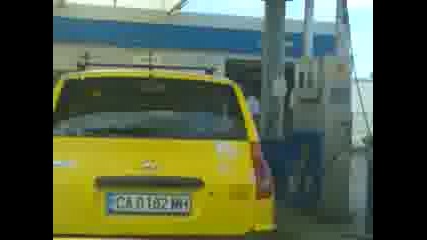 Taximetrov vodach pie bira s klienti predi da gi vozi