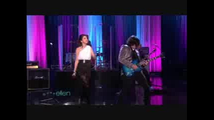 Selena Gomez - Naturally (live) 