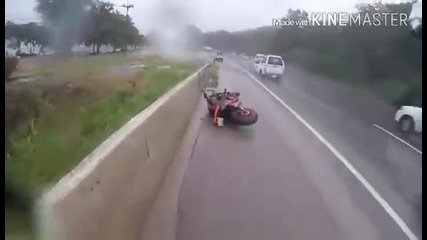 Моторист при падане запазва самообладание ,спасява гаджето си !