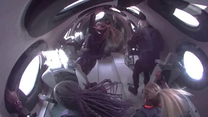 Първите туристи на "Върджин Галактик" полетяха към ръба на космоса