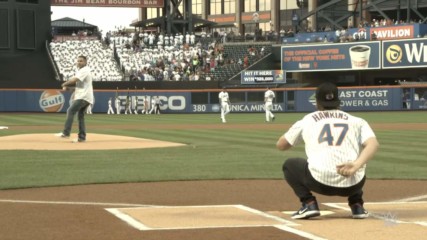 Jeff Hardy throws incredible first pitch before Mets game
