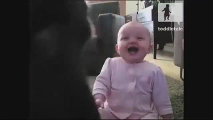 Това бебе си 'умира' от смях, като гледа как кучето яде пуканки!