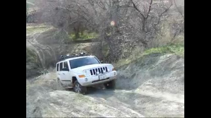 Jeep командващия изкачване на стълбищни активизира хълм.