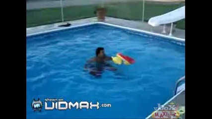 Дебелак в басейна 