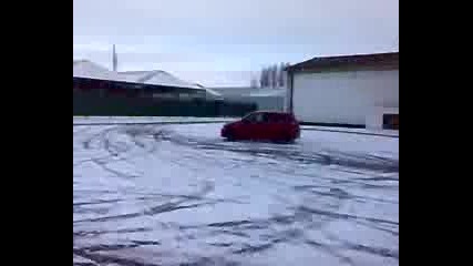 Suzuki Swift на сняг