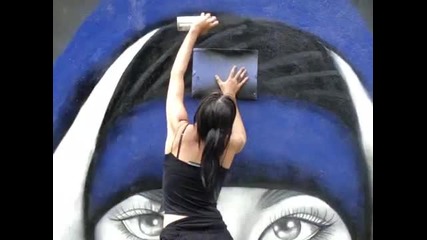 Момиче показва как се рисува графит на Tom Kaulitz 