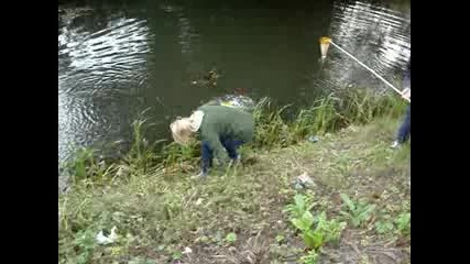 Глупава блондинка лови риба ;d