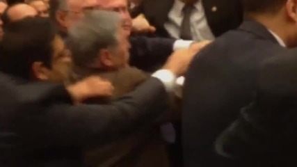 Бой в турския парламент завърши с хоспитализирани депутати - (2 част)