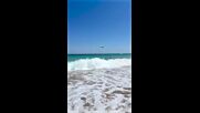 Самолет лети ниско над плажа в Шабла