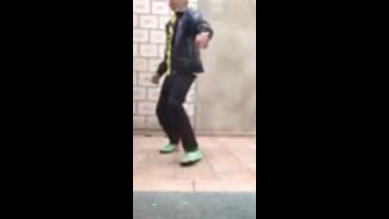 Момче Прави Краченца С Топка !!!