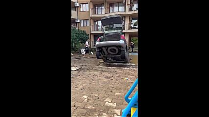 От „Моята новина”: В Царево вадят кола, паднала в басейн