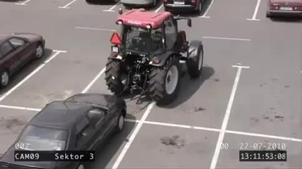 Жена отива на шопинг с трактор