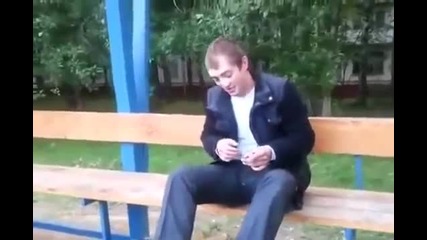 Пиян руснак си удря бутилка в главата