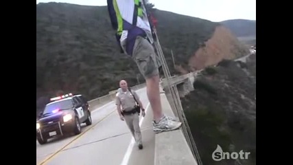Пиян скача от мост - полицая не можа да го спре 